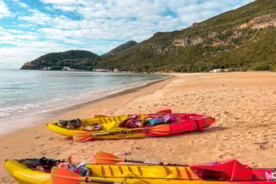 Lissabon: Arrábida Kajak och Coasteering Äventyrstur