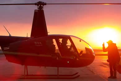 Toronto: Private Twilight Helicopter Tour with Wine