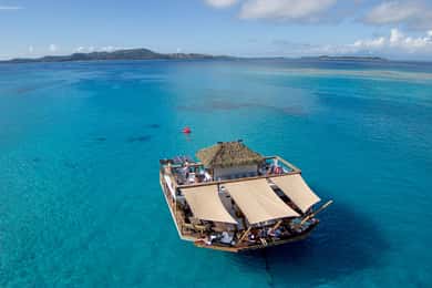 Denarau: Cloud 9 Floating Bar and Pizzeria Day Trip