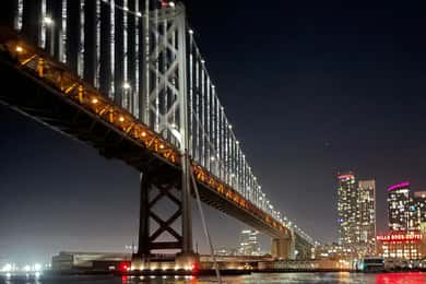 São Francisco: as luzes da cidade navegam sob a lua cheia