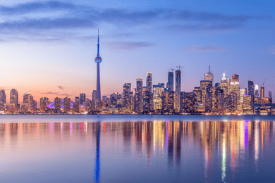 Toronto: Excursão noturna para pequenos grupos com cruzeiro de barco pelo porto