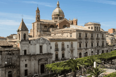 Favara: Guided Walking Tour with Cannolo and Sicilian Lunch