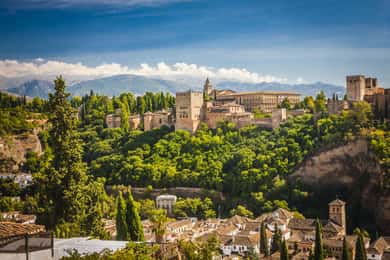 Sevilla: Dagsutflykt till Alhambra med guide och inträde till Nasridpalatset