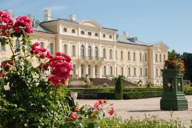 Depuis Vilnius : Transfert privé vers Riga avec 2 arrêts touristiques.