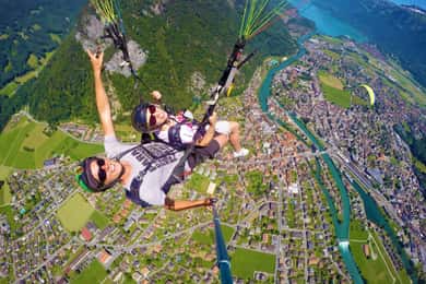 チューリッヒ：インターラーケンへの日帰り旅行（含む）タンデムパラグライダー