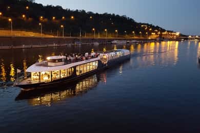 Prag: stadsrundtur Stadsvandring och middagskryssning med upphämtning från hotell