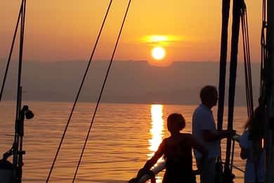 Estepona: Sunset Segelbåtskryssning med dryck