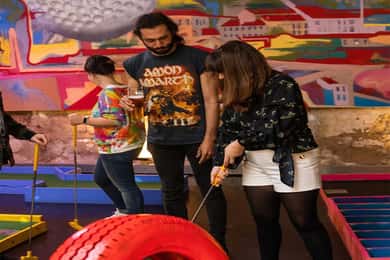 Lisboa: ticket de entrada para minigolf cubierto de 18 hoyos con zona de bar