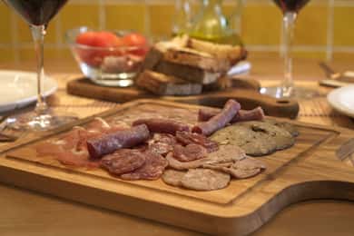 Girona: mała grupa historii i gastronomii z degustacjami