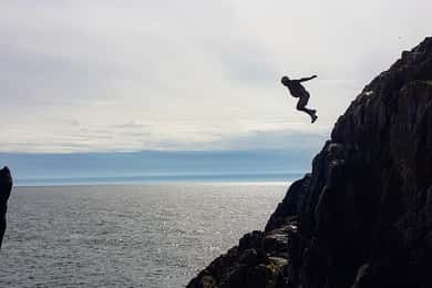 Частное катание на лодке по Англси, Северный Уэльс (прыжки, плавание, восхождение)