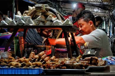 Yogyakarta: Night Walking and Street Food Tasting Tour