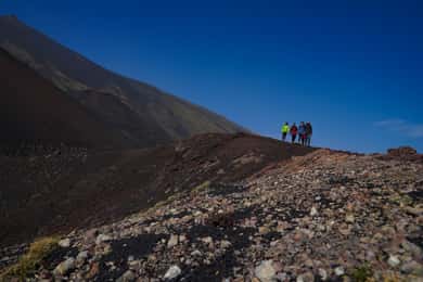 From Syracuse: Mount Etna Guided Morning Hike & Food Tasting