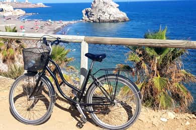 Málaga: Alquiler de bicicletas urbanas con ruta ciclista autoguiada