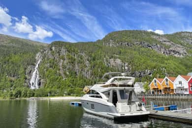 From Bergen: Modalen Private Fjord Cruise with Waterfalls
