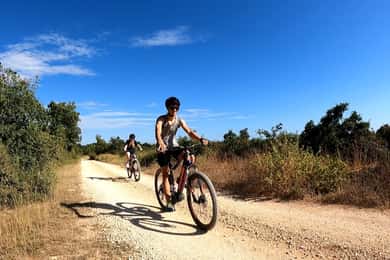 Pula-Vodnjan-Rovinj: E-Bike-Schwimmen und Festungstour