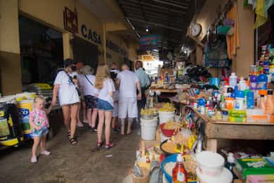 Higuey: excursão a pé pela cultura dominicana com ingresso para a catedral