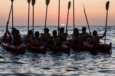 Santorini: Caiaque ao pôr do sol com jantar ligeiro