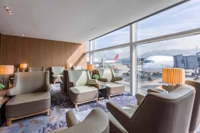 Международный аэропорт Гонконга HKG: вход в зал ожидания Premium Lounge