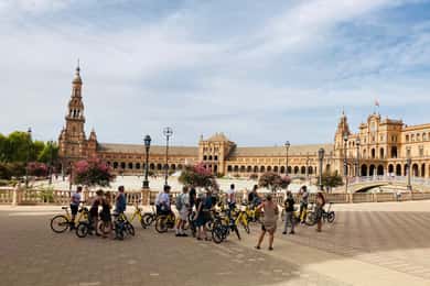 Visita Sevilha: Passeio relaxante de bicicleta pela cidade com um guia de turismo