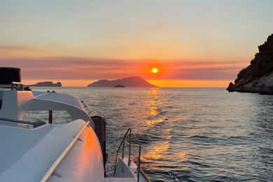Milos: Sunset Catamaran Cruise with Kleftiko Visit