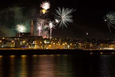Von Reykjavik aus: Neujahrsfeuerwerk mit dem Boot