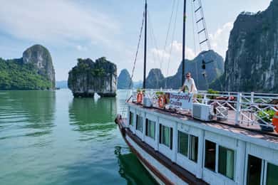 Hanói: Cruzeiro pelas ilhas e grutas de Ha Long com almoço e caiaque
