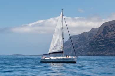 Los Gigantes: Escursione in barca a vela con nuoto, bevande e tapas