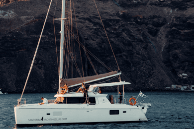 Santorini: Catamaran Caldera Cruise with Meal and Drinks