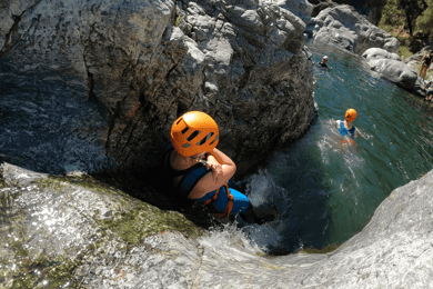 Benahavís: Descenso de barrancos con guía en el río Guadalmina