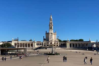From Lisbon: Fátima, Batalha, Nazaré, and Obidos Tour by Van