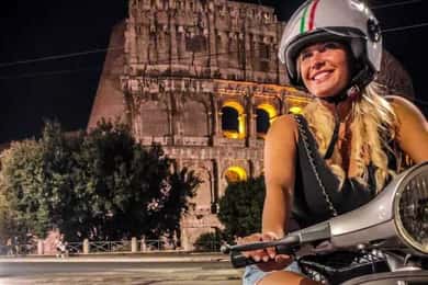 Tour serale di Roma in Vespa con autista e guida privata