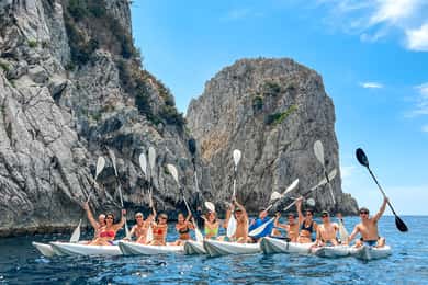 Capri: Höhlen- und Strand-Kajaktour mit GoPro-Fotos