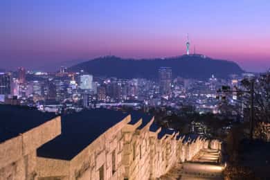 Seoul: Nighttime Tour of Palace, Market, Naksan Park & More