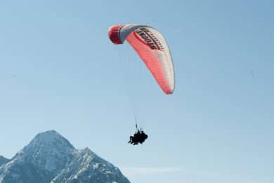 Mayrhofen: Paragliding-Flugerlebnis über den Bergen