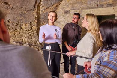 Tour guiado pelo subterrâneo medieval