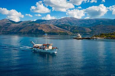 Argostoli: Ganztägige traditionelle Bootsfahrt mit Mittagessen