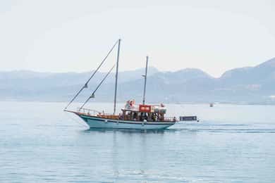 Hersonisos: Boat Cruise with Swim Stops and Lunch