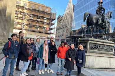 Прогуляйтесь по улицам в сопровождении профессионального актера в качестве гида.