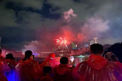Cataratas del Niágara Canadá: Tour nocturno en grupo reducido con barco y cena
