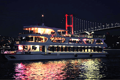 Istanbul: Bosporin illallisristeily drinkkien ja turkkilaisen show'n kanssa