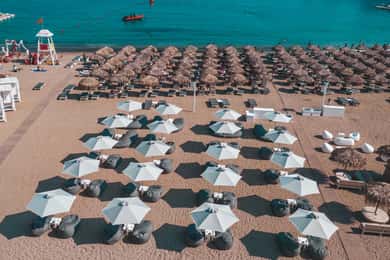 Mykonos: Praia Super Paradise com espreguiçadeira no Thalas Mykonos