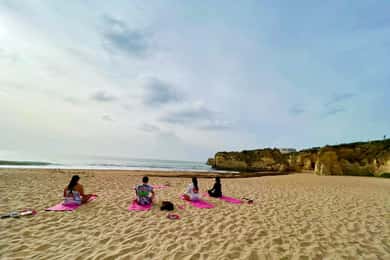 Ochtend strandyoga in Albufeira door el Sol Lifestyle