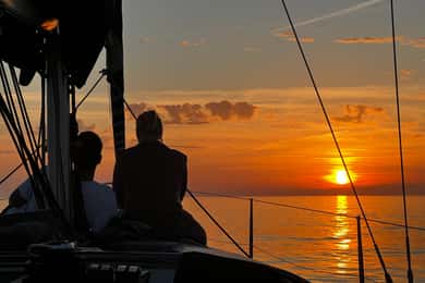 Marbella: Passeio à vela ao pôr do sol com bebidas e snacks