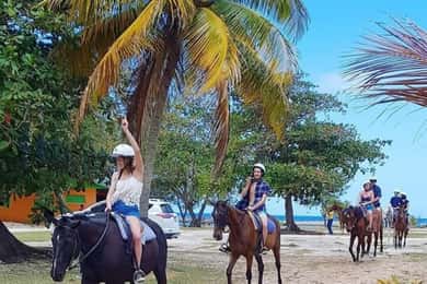 Montego Bay: Passeio a Cavalo e Tubing Trip em Rio Bueno