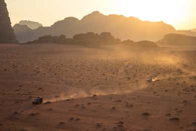 Wadi Rum: Utforska 10-timmars jeeptur Pass, guide, måltider och övernattning