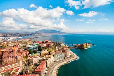 Napoli: Aperol Spritzin ja välipalojen kanssa