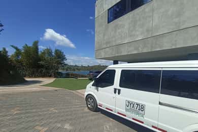 Medellín: Aluguer de Minivan 8 PAX, com Guia de Motorista