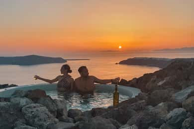 Santorini: Volcanic Hot-Tub Experience with Caldera Views