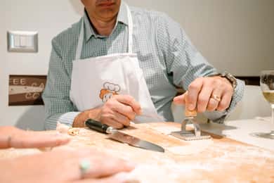 Varenna: Corso di cucina sulla pasta e il tiramisù a casa di un abitante del posto