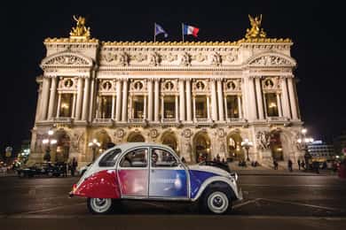 Upptäck Paris på kvällen Upptäck Paris på natten i en veteranbil med en lokalinvånare